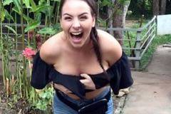 Маймунка разголи гърдите на девойка в зоологическа градина (СНИМКИ 18+)