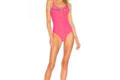 ..М размер, Triumph, Дизайнерски цял бански, марка Triumph beedees, розов бански