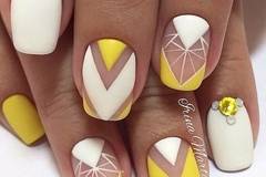 15 Идеи с Жълт Лак за Нокти