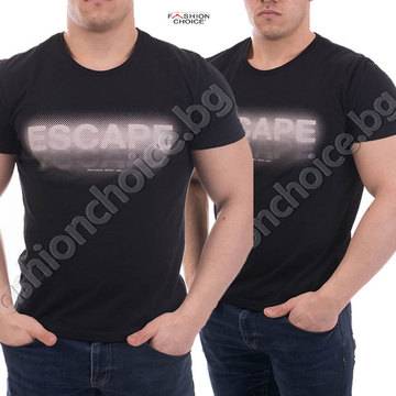 Изчистена мъжка тениска с къс ръкав и надпис ESCAPE