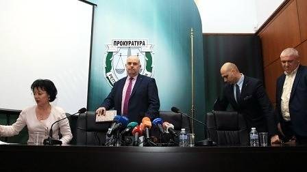 Повдигат обвинения на 11 служители от НАП заради корупционни схеми