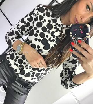 Шикозна дамска ризка в актуален черно-бял десен