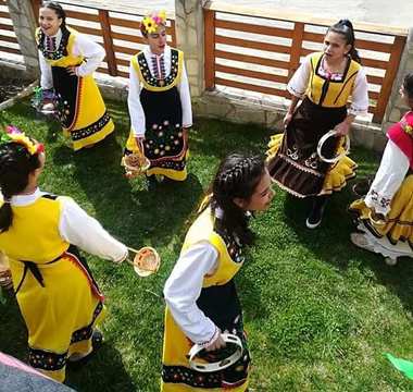 Лазарки, в Белица, ходиха с китчица на чело, да са първи в село, с новите премени, да са все засмени