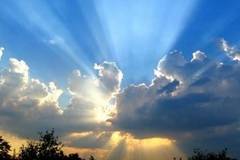 Днес до обяд слънчево, следобед с валежи от дъжд. Максималните температури ще са между 14° и 19°