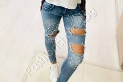 Светли дамски дънки с перлички и отвори