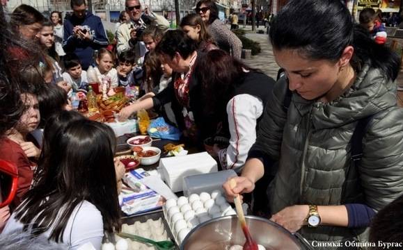Бургазлийчета усвоиха автентични техники за боядисване на великденски яйца