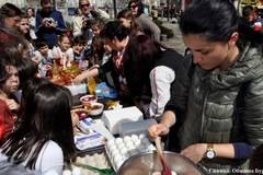 Бургазлийчета усвоиха автентични техники за боядисване на великденски яйца