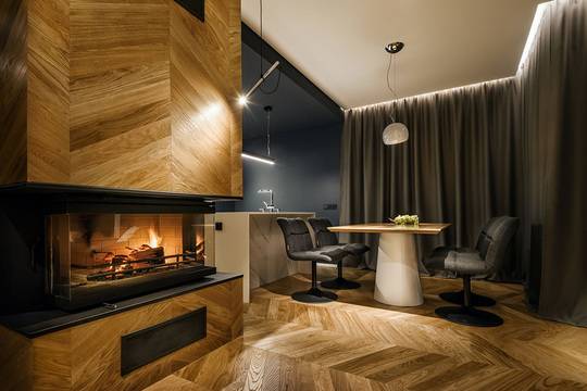 Модерен апартамент в черно, мрамор и естествено дърво