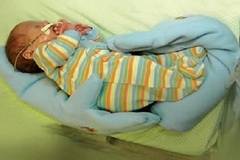 Майката покриваше недоносеното си бебе с ръкавица. Сестрите бяха силно впачатлени