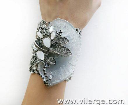 Кралицата на балната вечер с гривни за абитуриенти