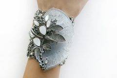 Кралицата на балната вечер с гривни за абитуриенти