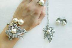 Бижута с перли за балове 2018 и абитуриенти