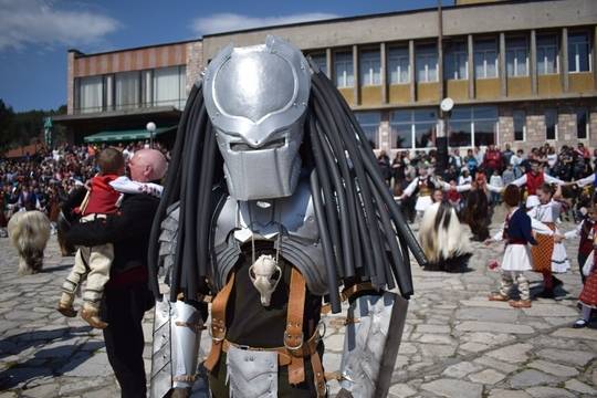 Помните ли Петър Чорев от Елешница? Вижте с какъв костюм, изработен от него, взе участие на Великден!