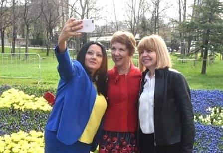 Павлова, Фандъкова и Беа тен Тъшър се снимаха сред цветя (СНИМКИ)