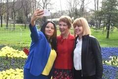 Павлова, Фандъкова и Беа тен Тъшър се снимаха сред цветя (СНИМКИ)