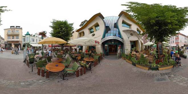 Тази сграда наистина е крива…