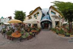 Тази сграда наистина е крива…