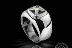 Съвременен мъжки златен пръстен с инкрустиран диамант – Бижутерски магазин BRUTAL