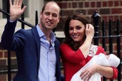 Херцогиня Катрин и принц Уилям показаха на света новороденото си бебе