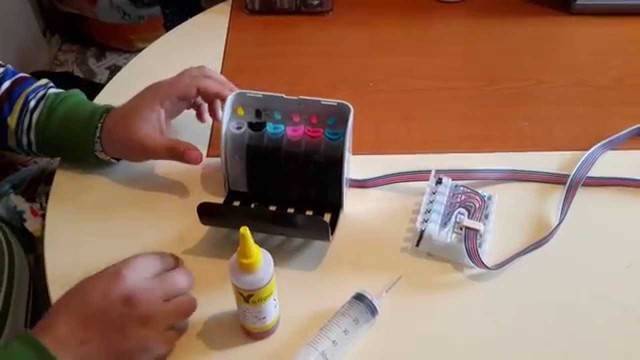 Как да заредите и обезвъздушите система за непрекъснато подаване на мастило за EPSON