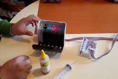 Как да заредите и обезвъздушите система за непрекъснато подаване на мастило за EPSON