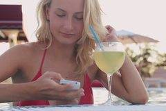 Топ 3 на зодиакалните знаци, които пращат пияни съобщения до бившите