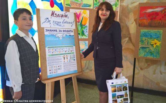 Зам.-областният управител награди двама ученици за успехи в природните науки