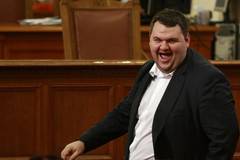 ЕС забранява на Пеевски участие в държавни поръчки? Да, ама не!