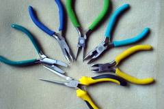 Какви инструменти ми трябват, за да направя бижу с тел?