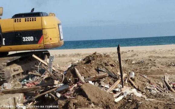 Разчистиха бетонните основи на незаконен бар от плажа „Слънчев бряг – Север“