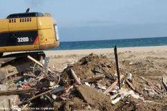 Разчистиха бетонните основи на незаконен бар от плажа „Слънчев бряг – Север“