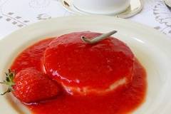 Млечна панакота с градински чай и ягодов сос