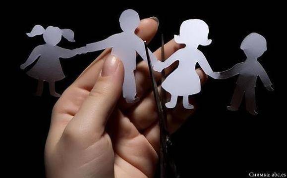 Манолова внася законодателни промени за защита правата на децата с един родител