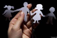 Манолова внася законодателни промени за защита правата на децата с един родител