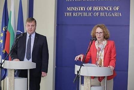 Каракачанов се срещна с македонския военен министър Радмила Шекеринска