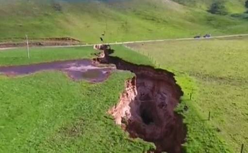 Огромна пукнатина в земята се появи в Нова Зеландия (СНИМКИ)