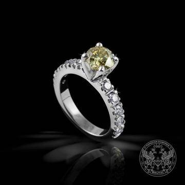 Невероятно красив годежен пръстен с централен жълт брилянт и още бели брилянти – Бижутерски магазин BRUTAL