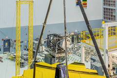 Космическият телескоп Джеймс Уеб взе съвсем да се разпада – винтове и гайки падат от него, не се знае откъде точно…