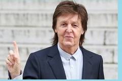 Кралица Елизабет II награди Пол Макартни с Орден на кавалерите на честта.