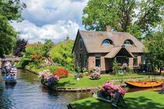 Така изглежда раят на земята! Най-приказното село, в което със сигурност ще искате да живеете до края на дните си!