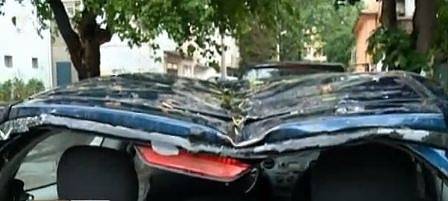 Електрически стълб премаза автомобили в Пловдив