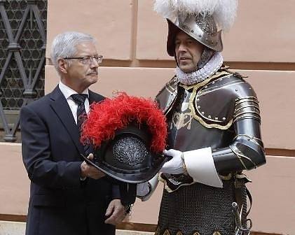 Ватиканската швейцарска гвардия получи високотехнологични шлемове (СНИМКИ)