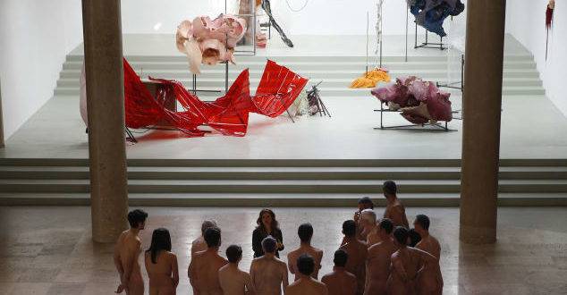 Парижки музей посрещна нудисти…