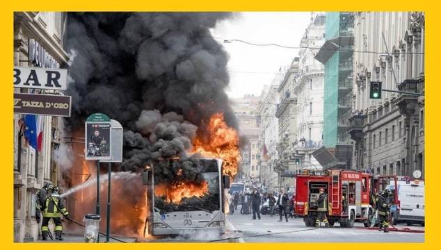 Изгоря автобус центъра на Рим – без жертви.