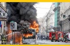 Изгоря автобус центъра на Рим – без жертви.