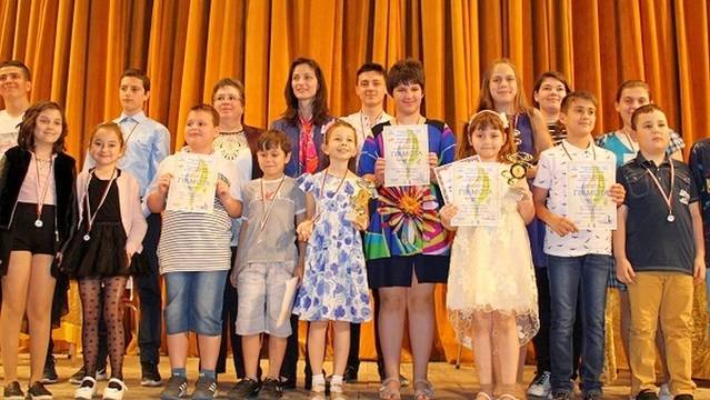 Еврокомисар Мария Габриел оборудва с нови компютри хасковската школа „Вале“