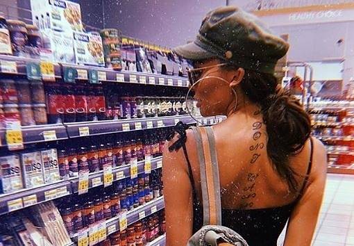 Николета отново провокира – пазарува в супермаркет по голо дупе и лапа спагети (СНИМКИ)