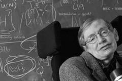 Семейството на Стивън Хокинг организира томбола за поклонението пред гроба му