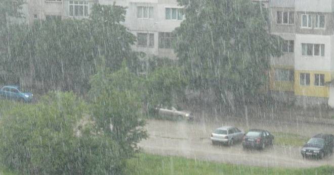 СИЛЕН ПОРОЙ И ГРЪМОТЕВИЦИ ВЪВ ВАРНА РАЗЛИЧНИТЕ НОВИНИ DIFFERENT NEWS