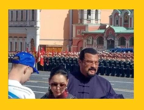 Стивън Сегал и съпругата му дойдоха в Москва на Победата на победата.